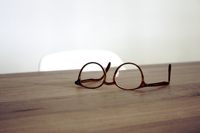 Cerita Memakai Kacamata